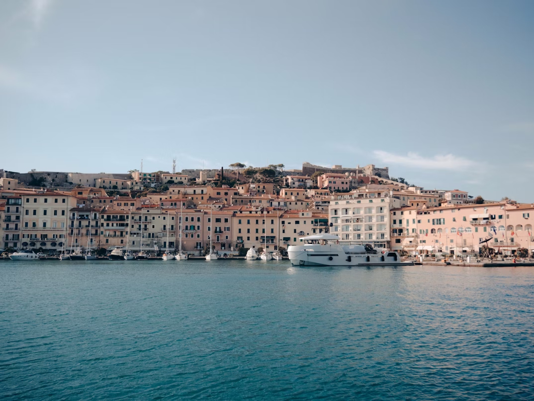 Vista del porto di Portoferraio con barche e traghetti
